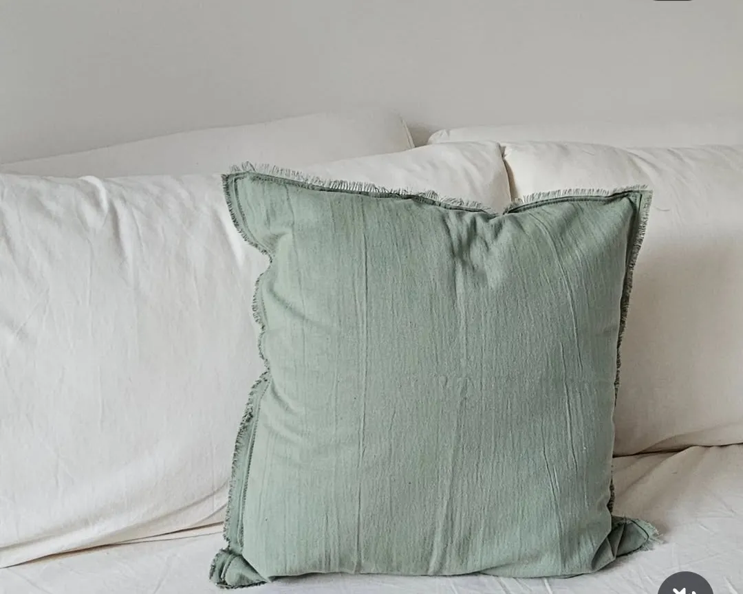 Almohadon lino verde oliva con bordes en flecos
