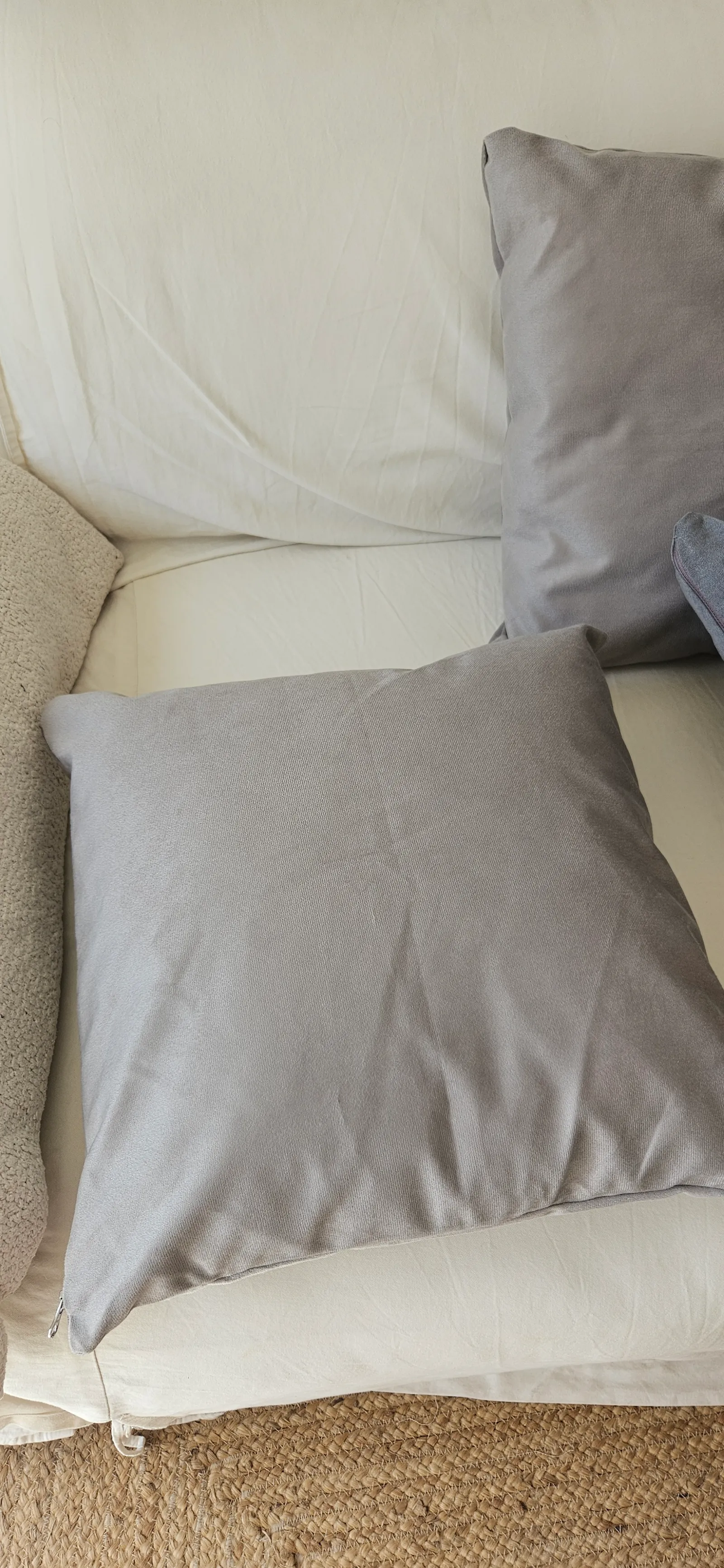 Almohadón de terciopelo fino en gris.